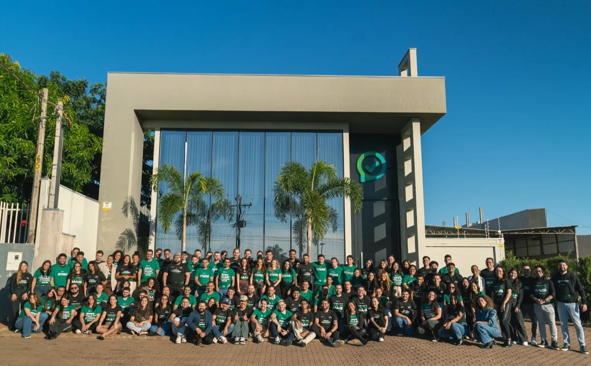O time da Greenn reunido em frente à sede de Rondon (PR)